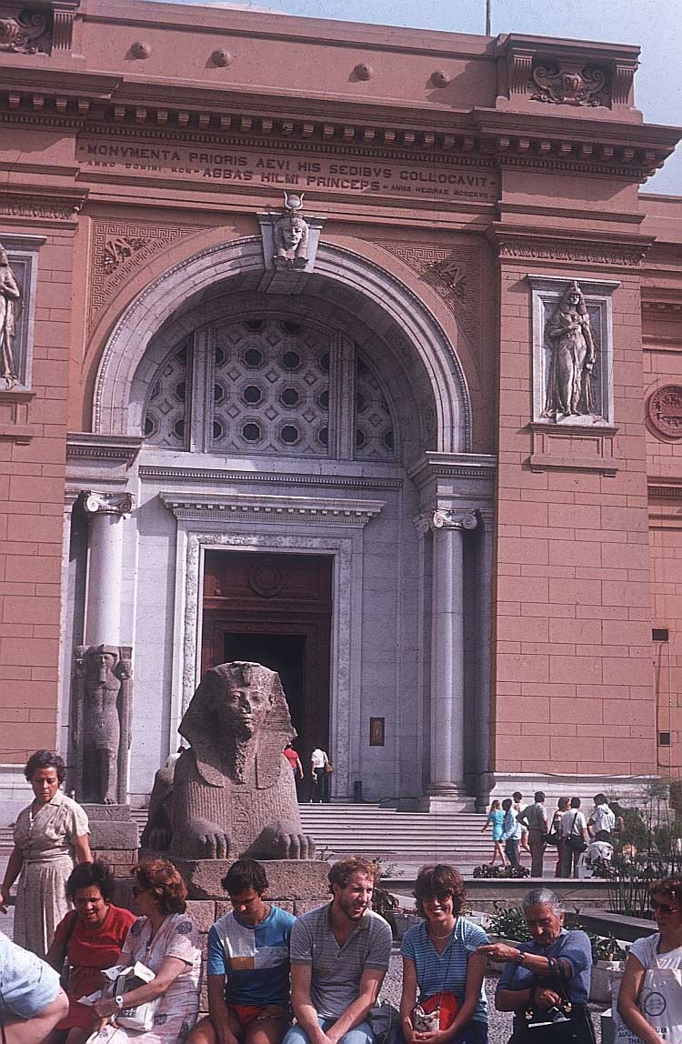 ام الدنيا.............♥ مـــــ♥ـــــــصــــــ♥ـــــــر♥ cairo_museum.jpg