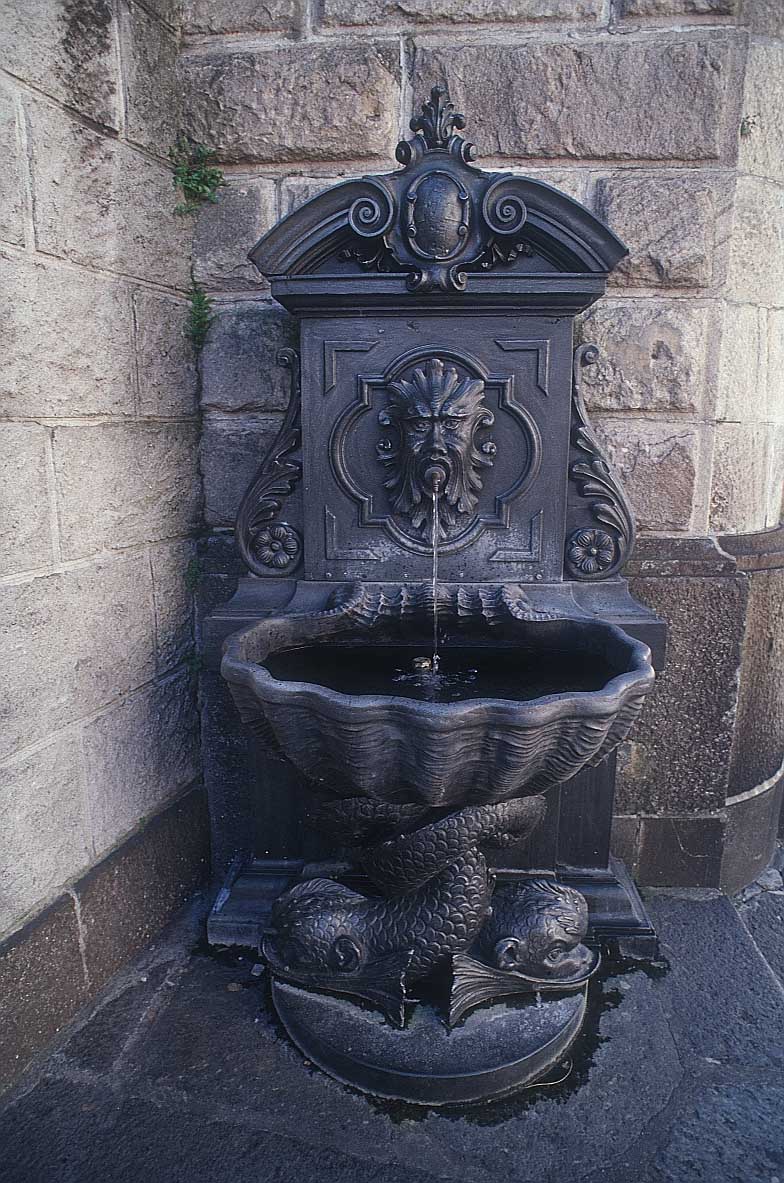 ne me demandez- pas ou se trouve ce fontaine, je ne le sais pas, j'ai seulement 